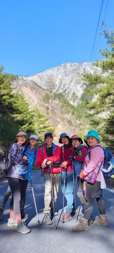 向陽山關山嶺山之間高山景觀