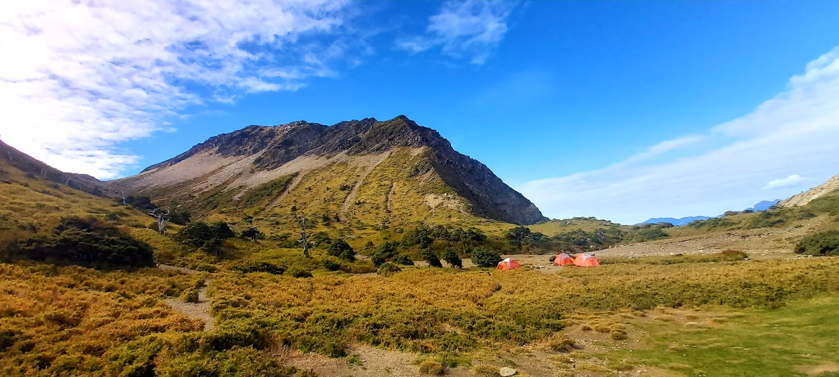 中央山脈圈谷山屋與稜線景觀