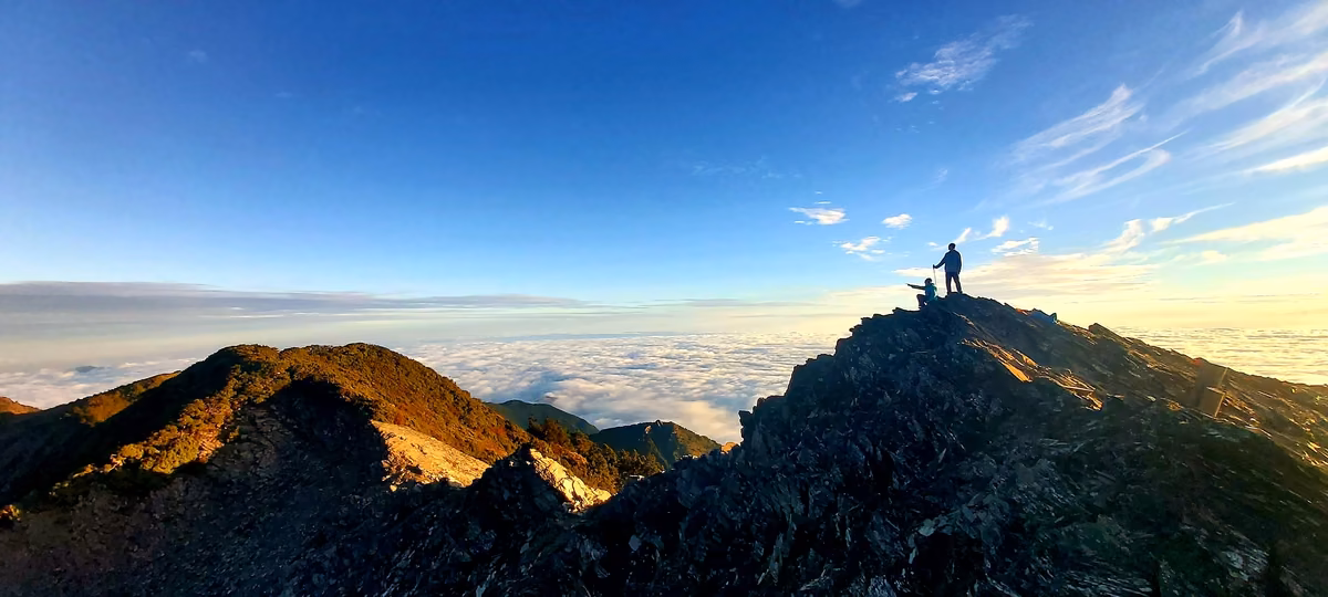 高山登山路線壯闊山景