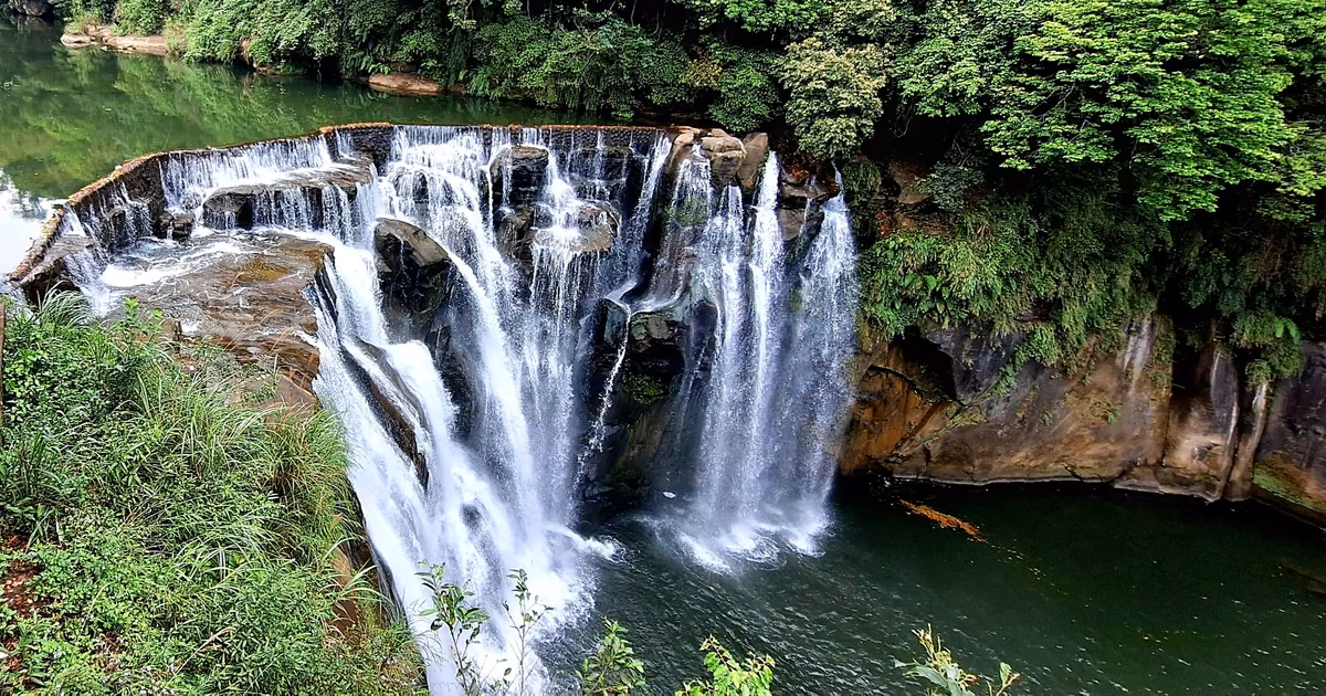 平溪山城老街與鐵道旅行氛圍