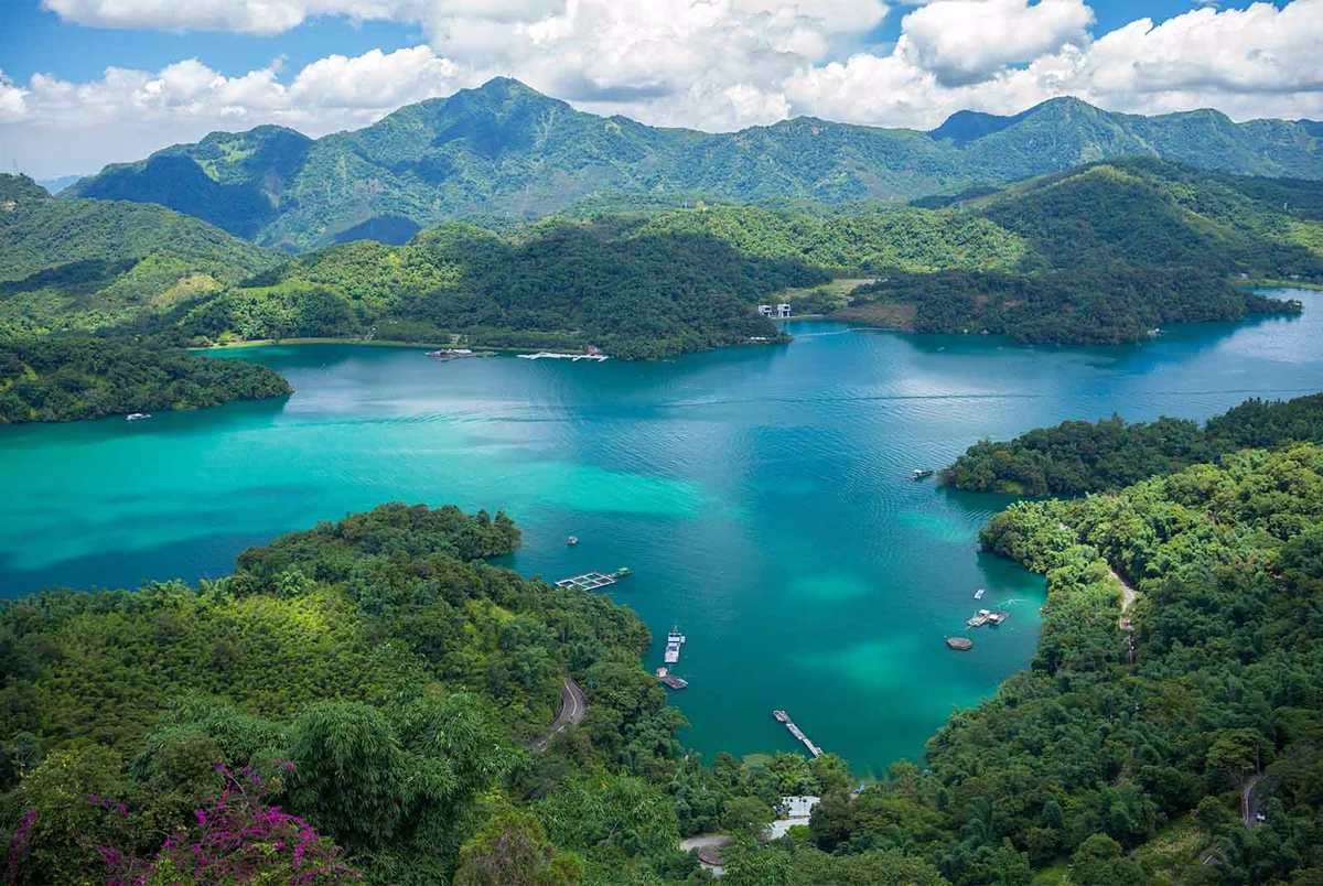 日月潭徒步旅行湖畔路線景觀