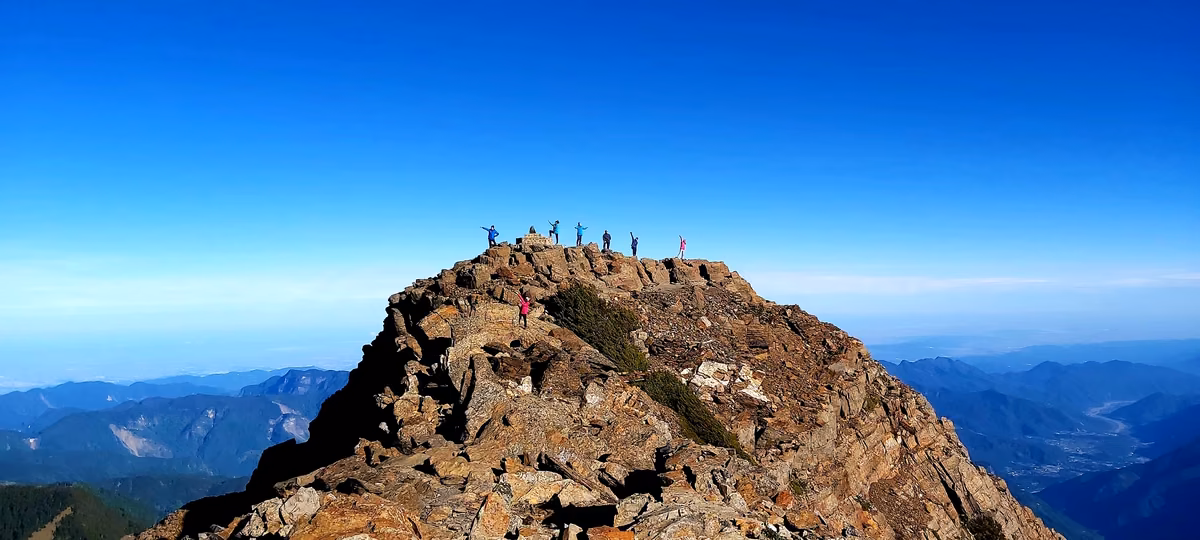 玉山群峰稜線與雲海視野
