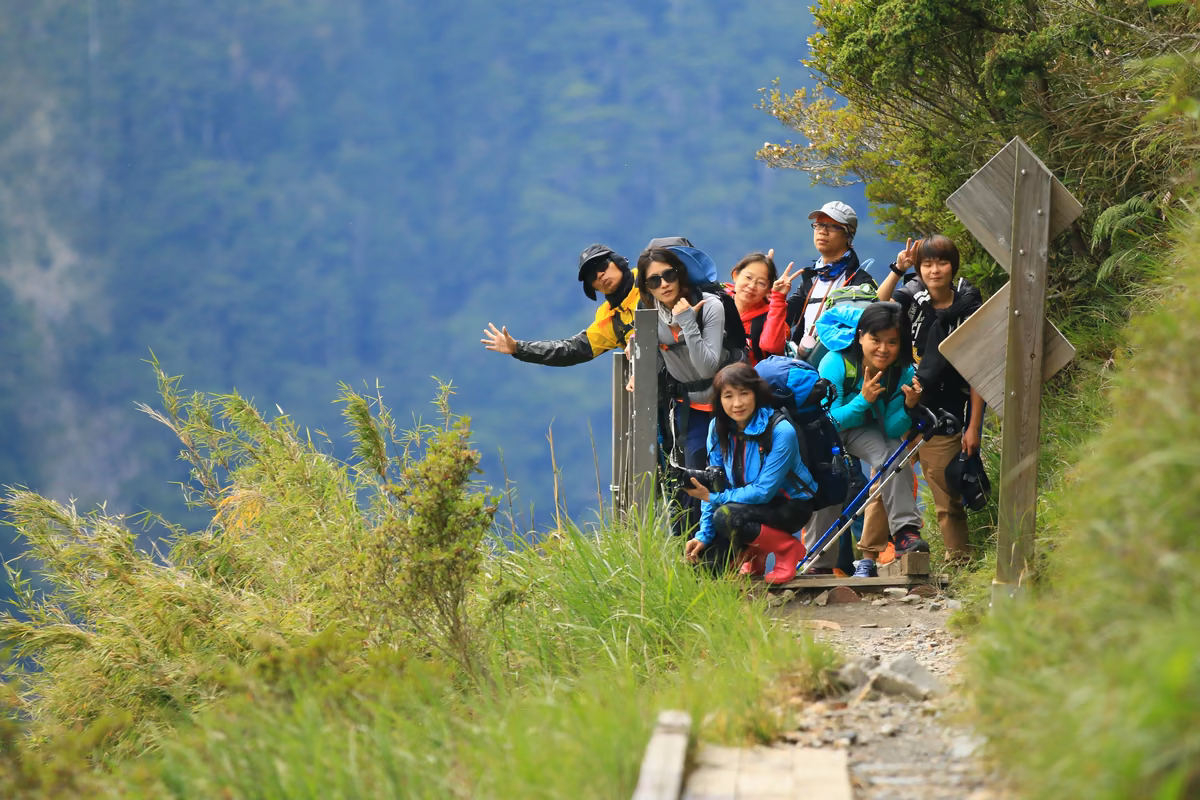 玉山登山隊伍與高山景觀